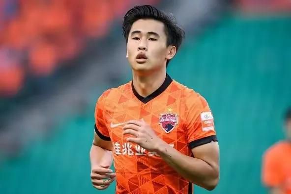 他这是要飞往哪呢？与蓝怪有关系吗？在剧中饰演李达妻子王会悟的是演员倪妮，她与黄轩联手，奉献了多场经典镜头